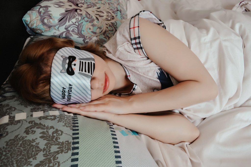 מה השינה עושה לעור שלך - ומה עלול דווקא לפגוע בו?