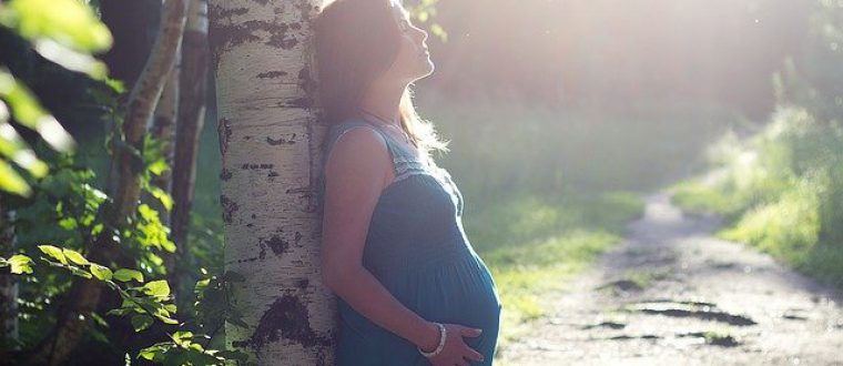 איך להיראות זוהרת בצילומי ההיריון – בלי מאמץ!